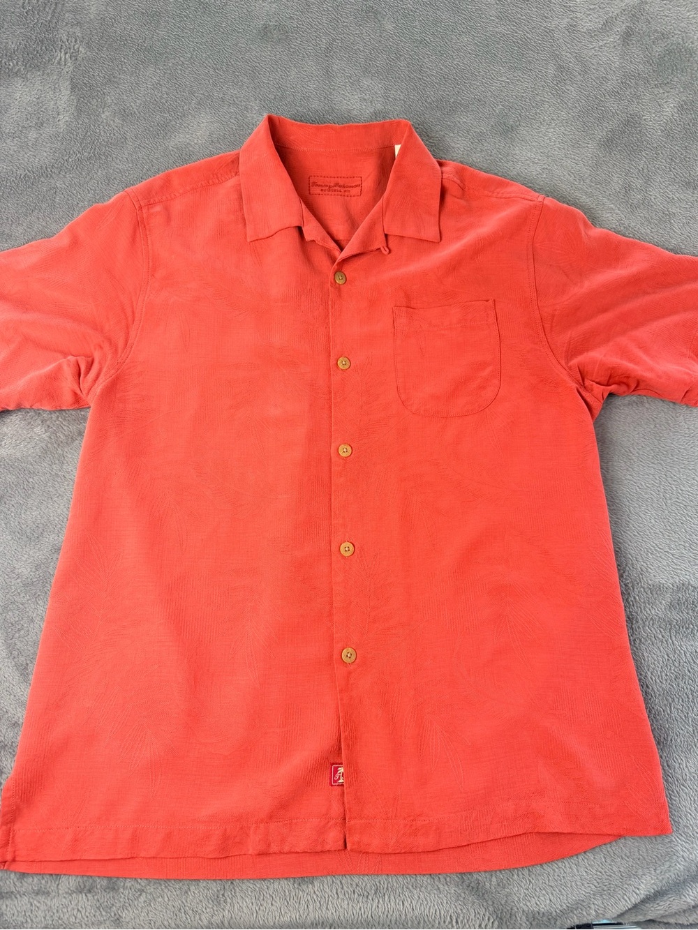 Tommy Bahama Original Fit Men’s Medium 100% Silk Beach Surf Hawaiian Shirt Coral
